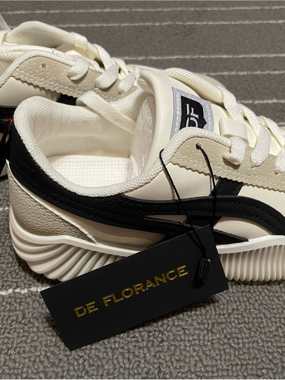 De Florance Women's Cream and Black Low-Top Sneakers